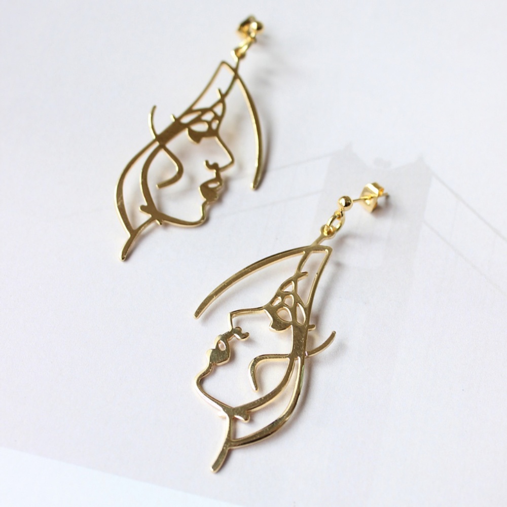Unique Design//Minimalist Face Beauty Drop Earring - Picture 3 of 5
